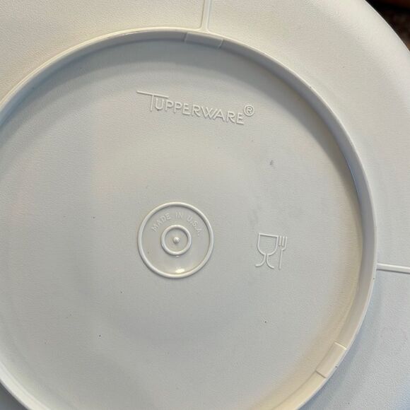 3 Pieces of Tupperware - Veggie Server with Cover, Measuring Spoons and Creamer - Picture 3 of 7